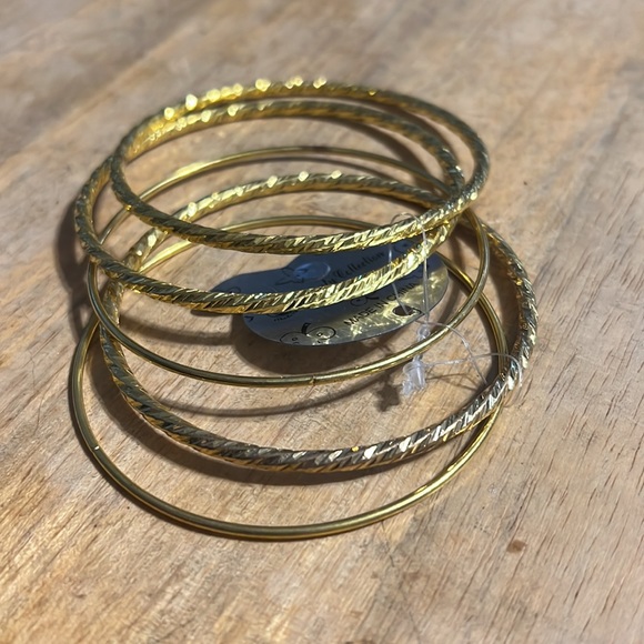 Beauty Collection 5 Gold Tone Bangles - Picture 2 of 4